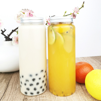 Las botellas plásticas del ANIMAL DOMÉSTICO cilíndrico de 0,5 litros con los casquillos secaron la comida