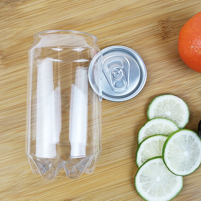 los tarros plásticos cilíndricos 350ml con las bebidas de las tapas riegan el jugo