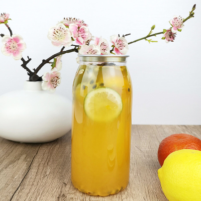 claro del té 650ml alrededor de las botellas del envase de plástico con las tapas rápidas