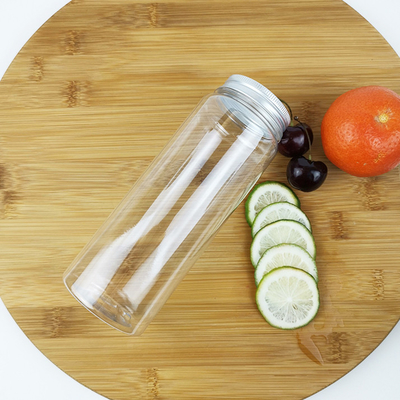 las botellas vacías del envase 0.5L con los casquillos categoría el agua de los envases de bebidas