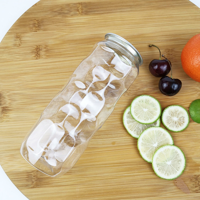 Tarros plásticos vacíos de las botellas de 0,5 litros con los jugos planchados en frío de la cubierta fácil del tirón