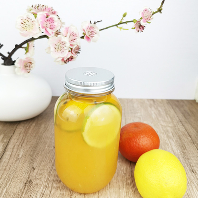 Bebidas tarros plásticos del almacenamiento de 0,5 litros con los casquillos claros alrededor de Juice Containers