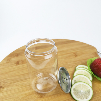 Bebidas hechas en casa de las botellas de agua plásticas de 0,33 litros con la cubierta fácil del tirón