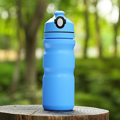 Botellas deportivas de plástico personalizadas con tapa de fácil extracción y superficie para etiquetas para actividades al aire libre